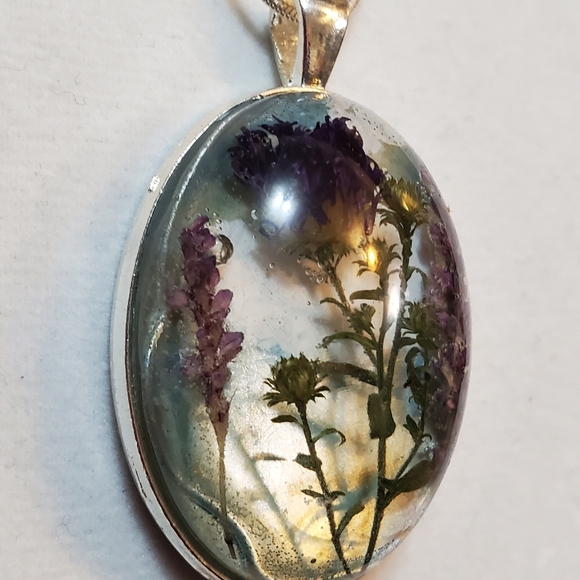 Flower collage necklace - Picture 5 of 6